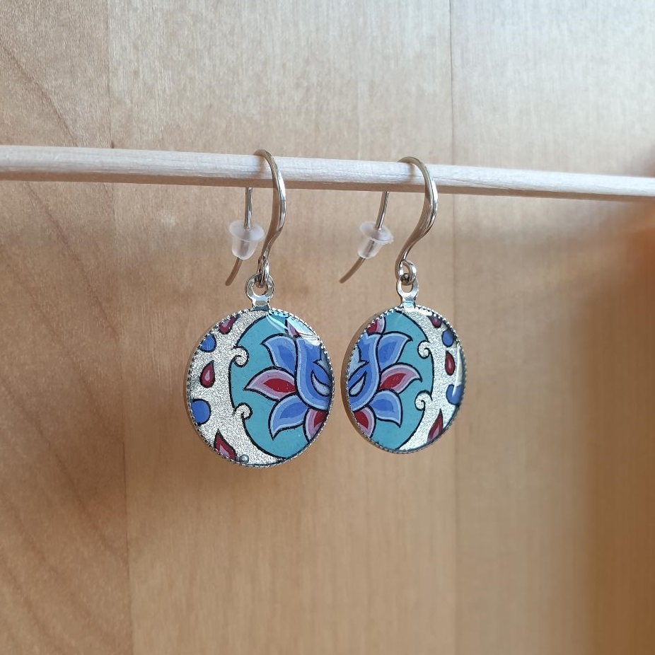 Verlichte bloem en arabesk oorbellen groen/zilver/blauw/roze