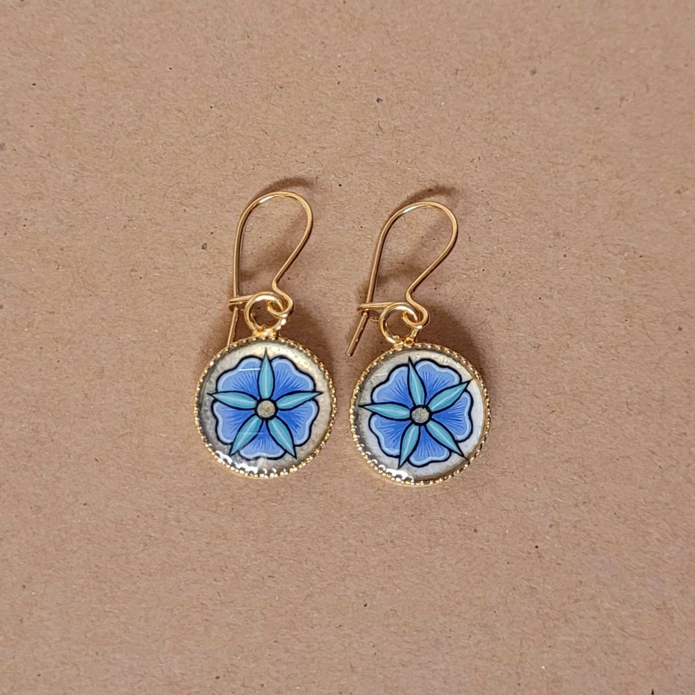 Boucles d'oreille enluminées petites fleurs printanières