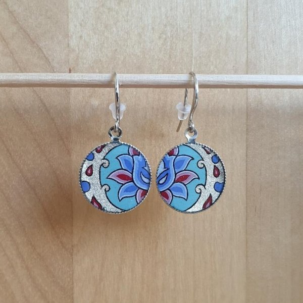 Verlichte bloem en arabesk oorbellen groen/zilver/blauw/roze