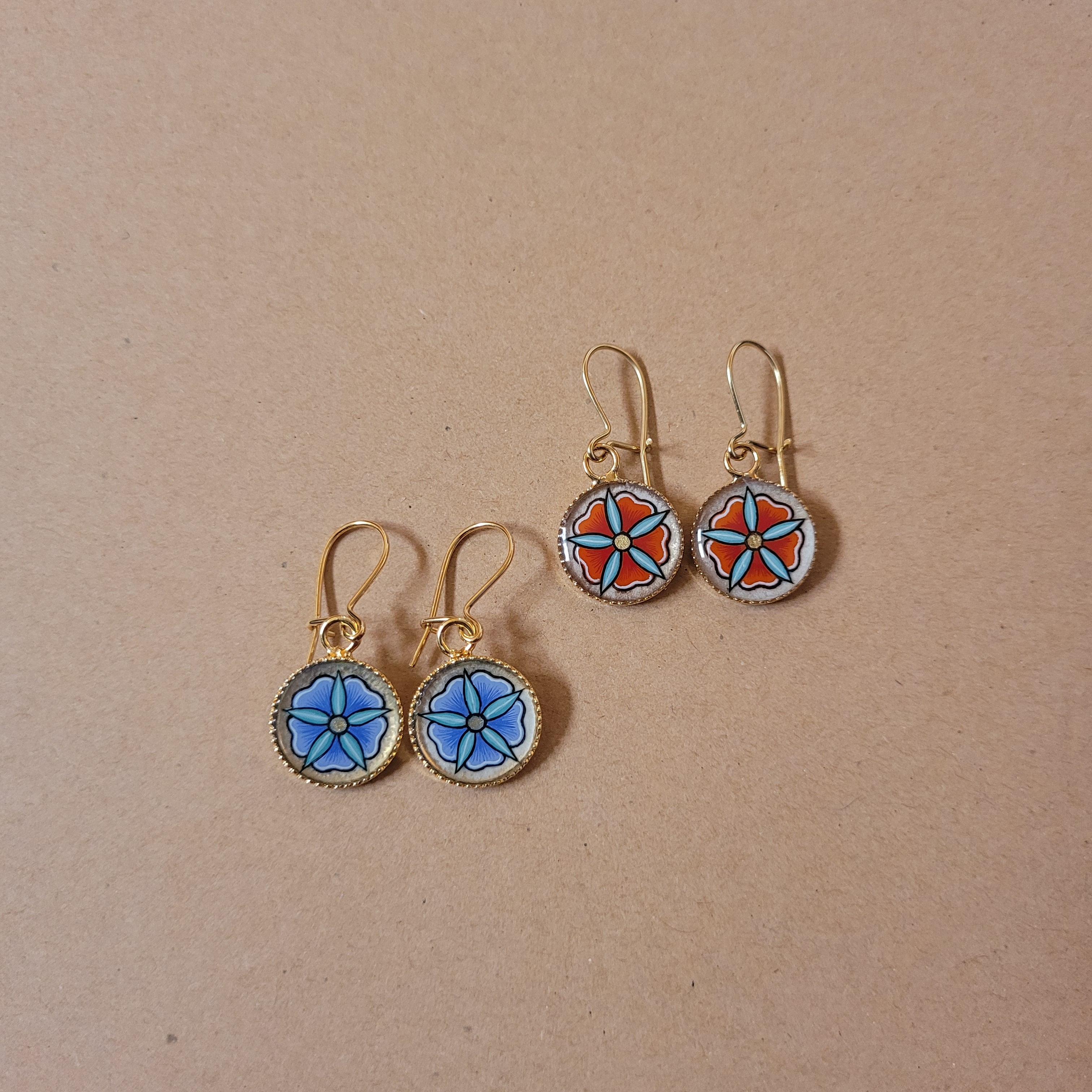 Boucles d'oreille enluminées petites fleurs printanières