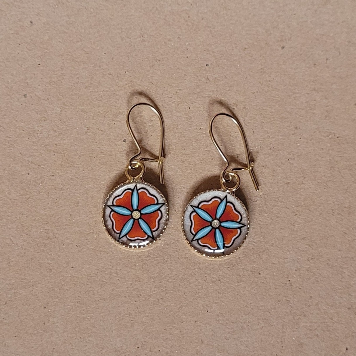 Boucles d'oreille enluminées petites fleurs printanières