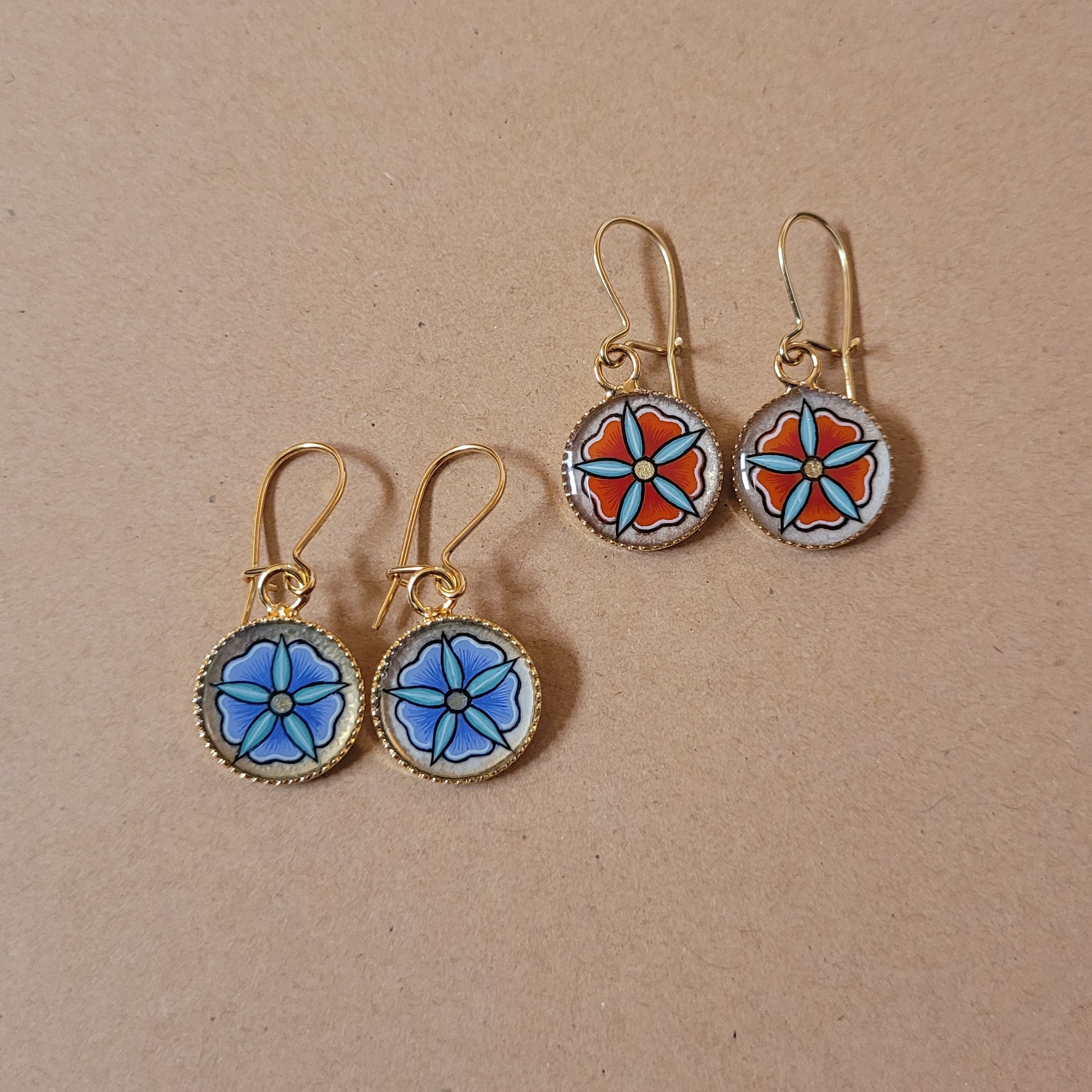 Boucles d'oreille enluminées petites fleurs printanières