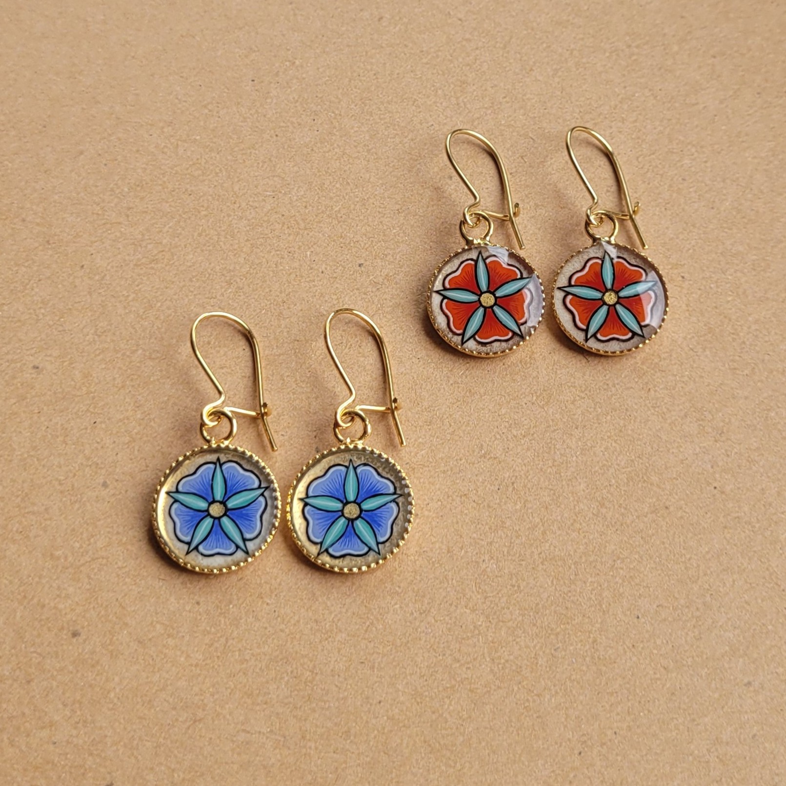 Boucles d'oreille enluminées petites fleurs printanières