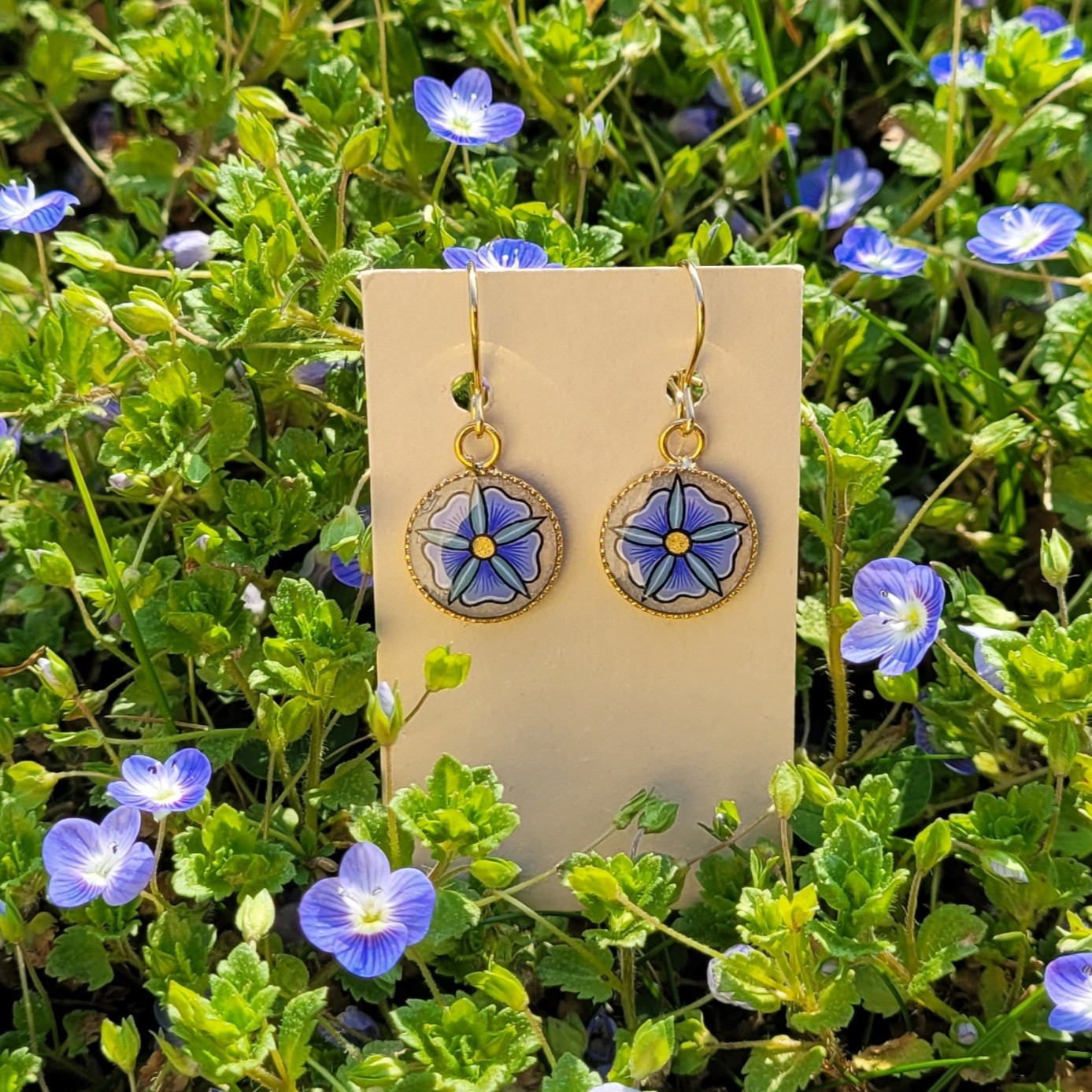 Boucles d'oreille enluminées petites fleurs printanières