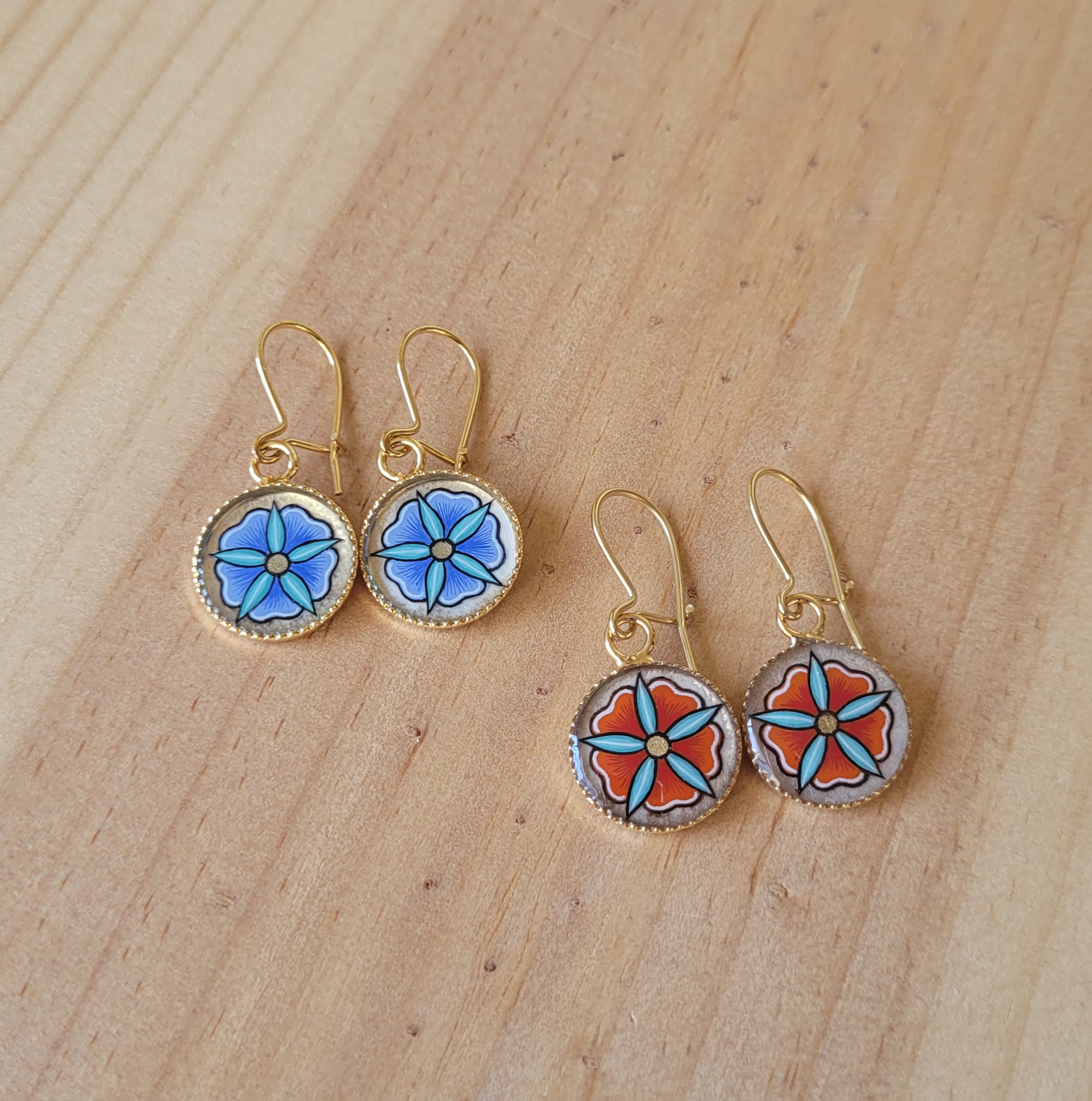 Boucles d'oreille enluminées petites fleurs printanières