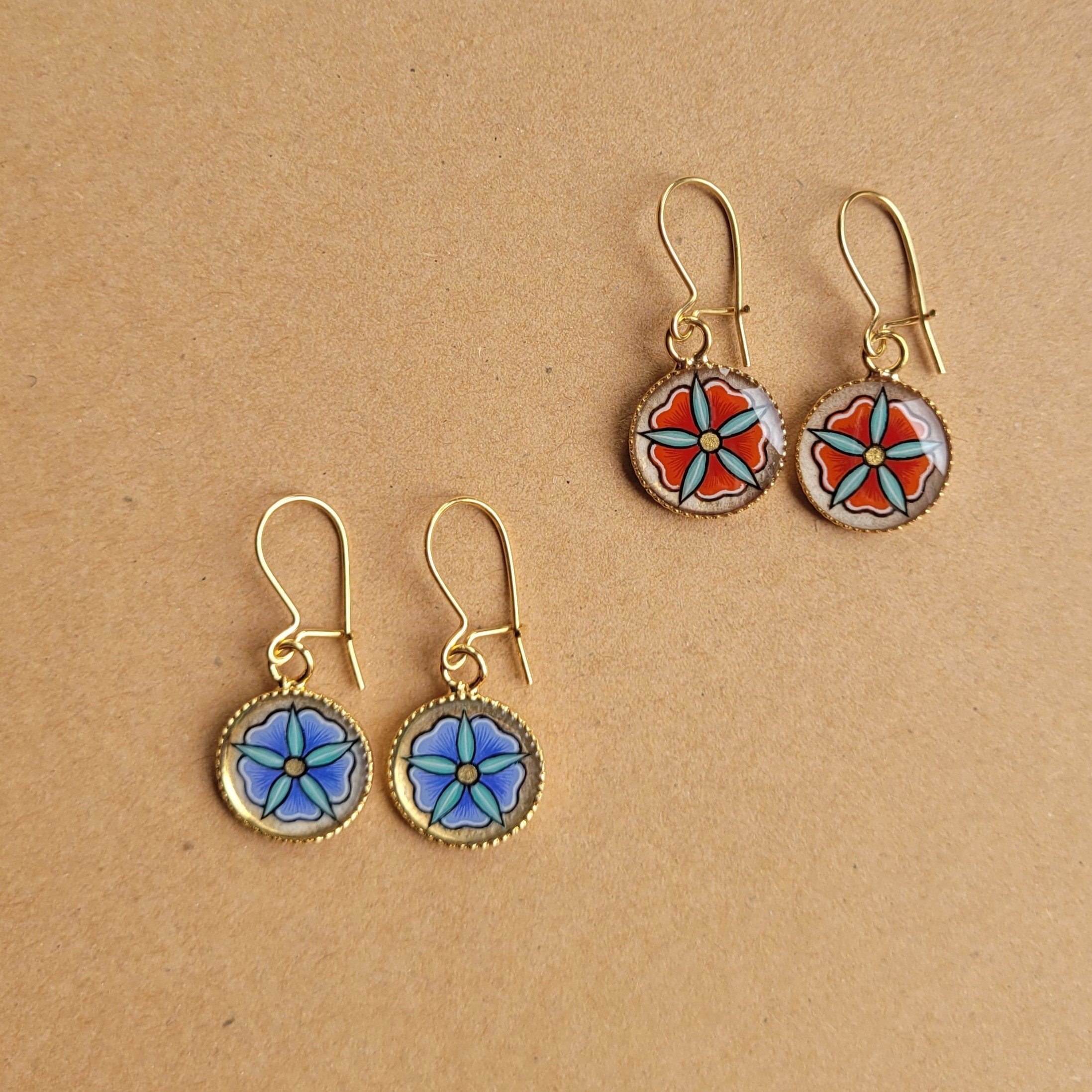 Boucles d'oreille enluminées petites fleurs printanières