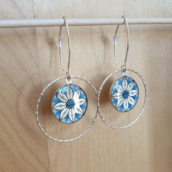Boucles d'oreille pendantes enluminure fleur argent&eacute;e bleu paon avec anneau diamant&eacute;