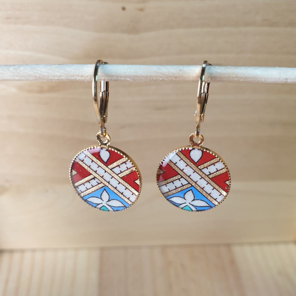 Goud/rood/blauw/groen verlichte hanger oorbellen