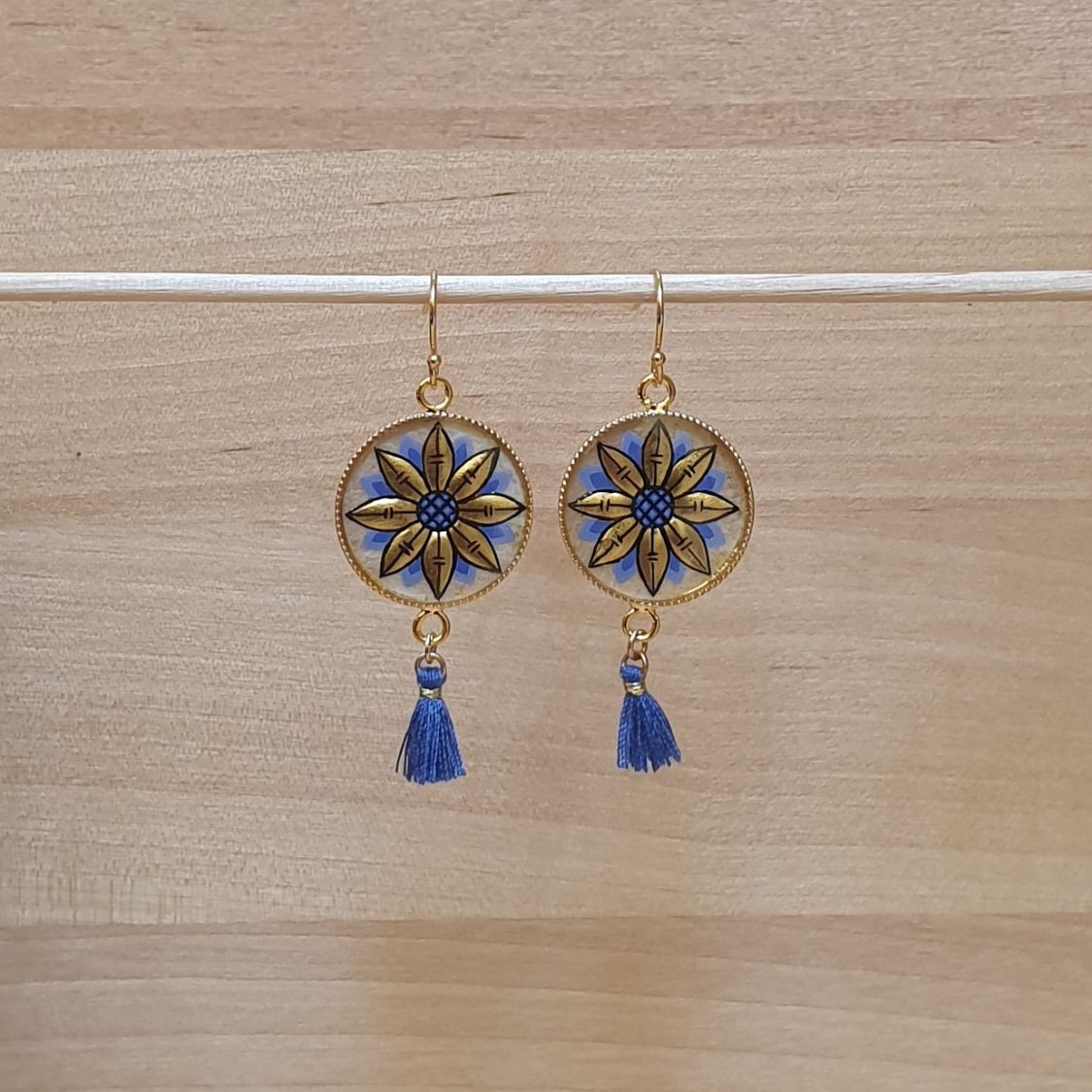 Gouden/blauwe bloem oorbellen