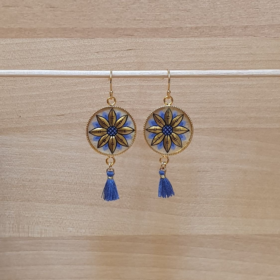 Gouden/blauwe bloem oorbellen