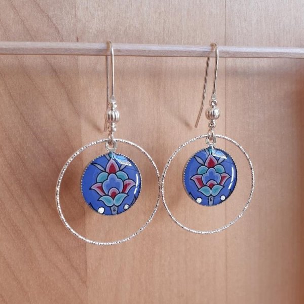 Blauw/zilver/groen/roze bloem en arabesk hanger oorbellen