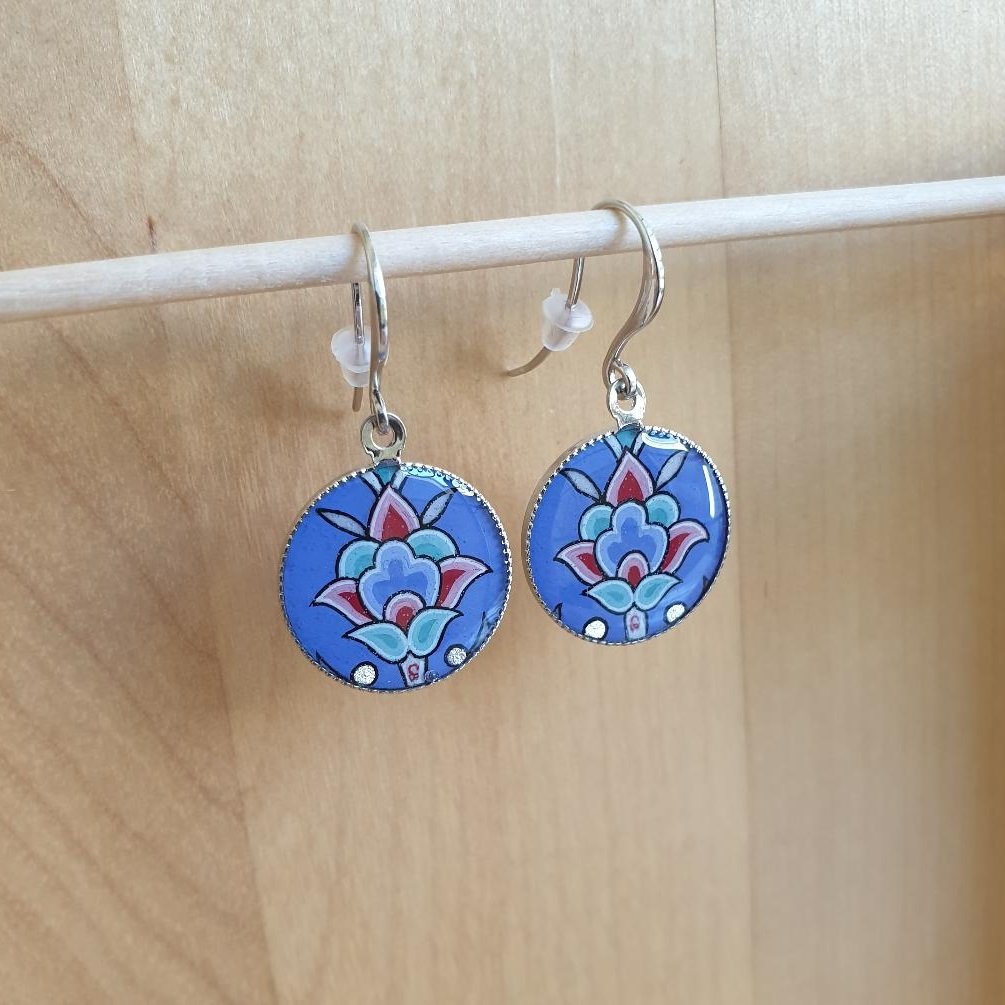 Blauw/zilver/groen/roze bloem en arabesk hanger oorbellen