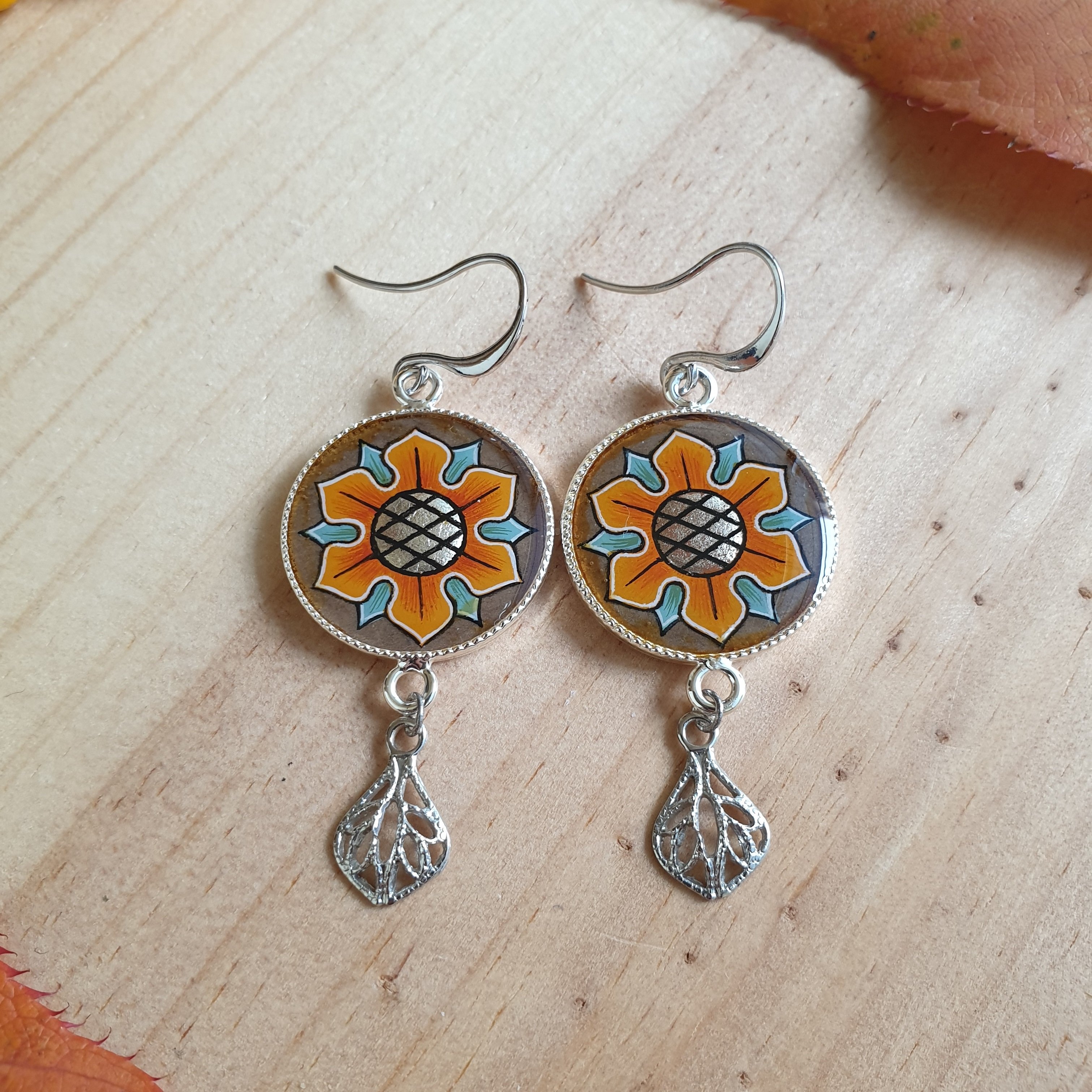 Boucles d'oreille pendantes enlumin&eacute;es aux couleurs de l'automne