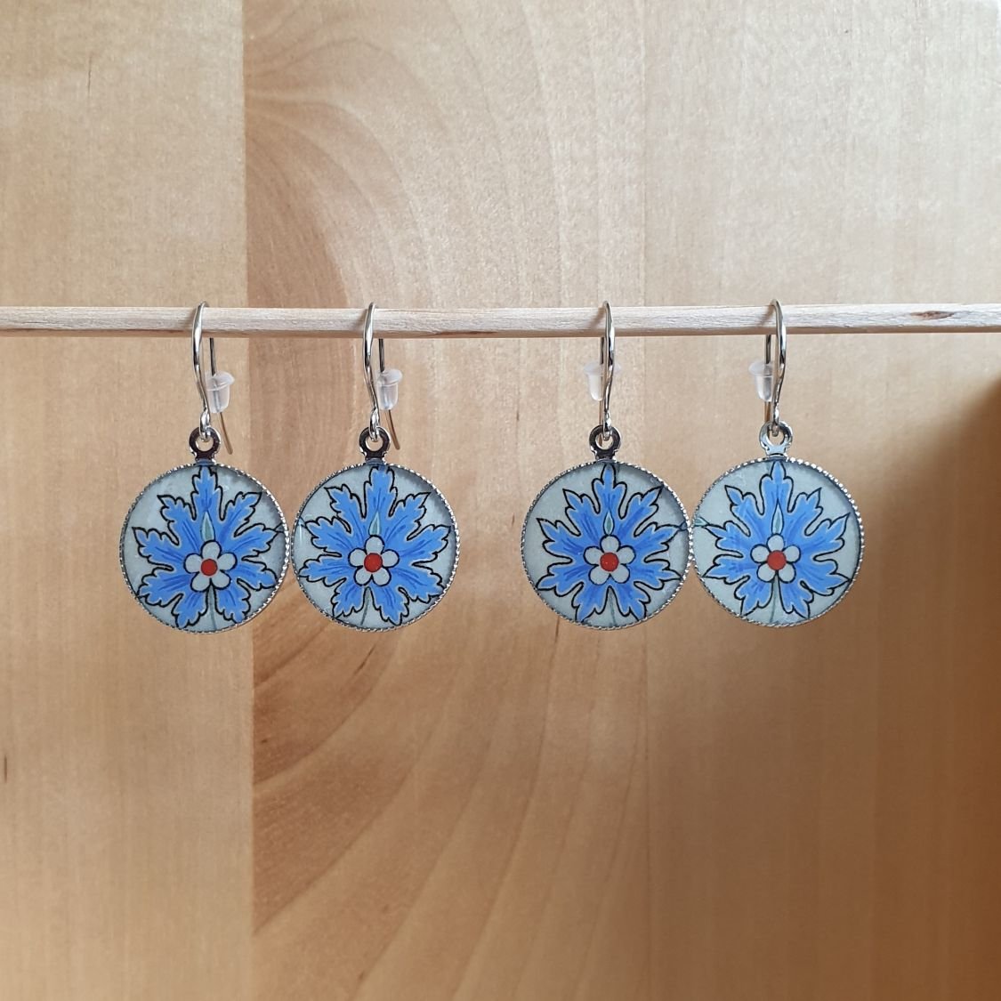 Blauwe oosterse bloem hanger oorbellen