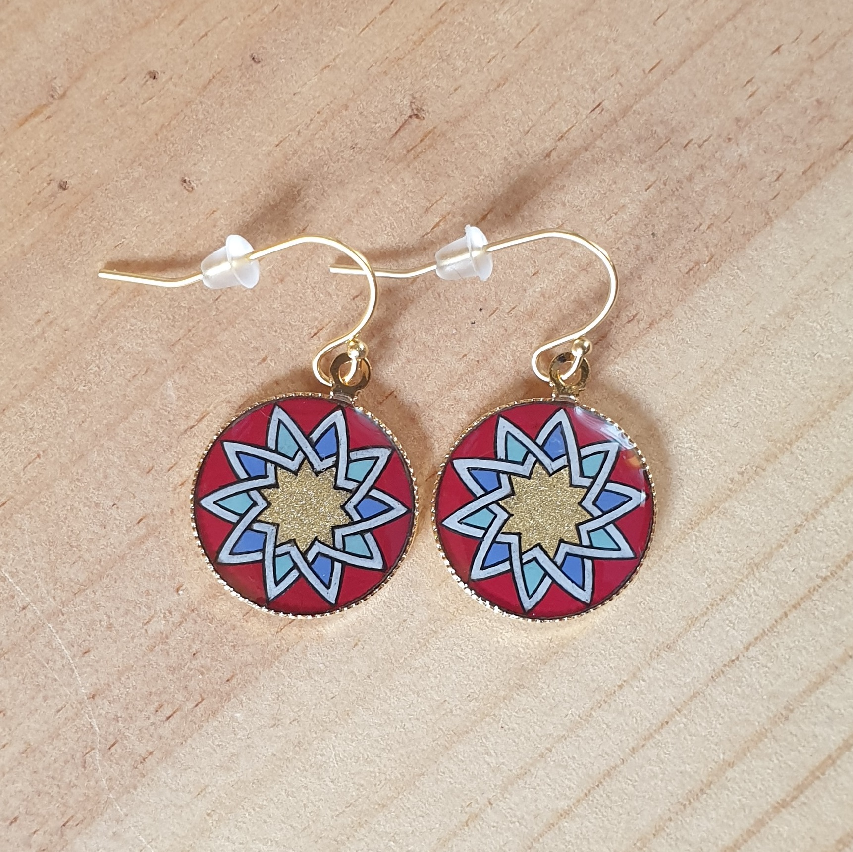 Goud/rood/blauw/groen rozet oorbellen