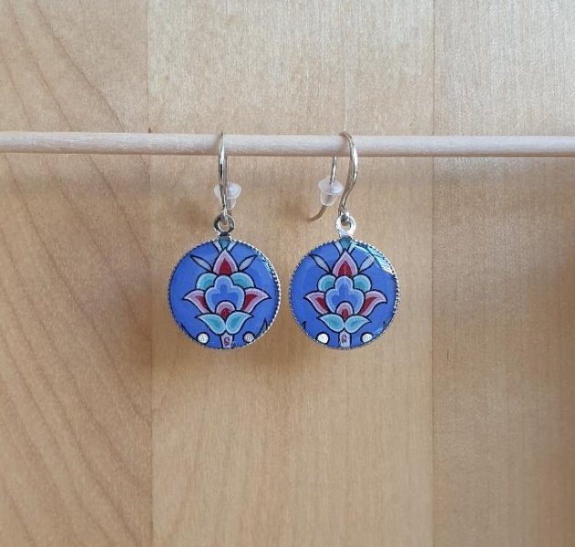 Blauw/zilver/groen/roze bloem en arabesk hanger oorbellen