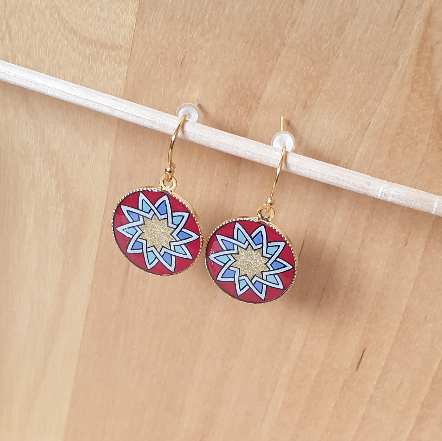 Goud/rood/blauw/groen rozet oorbellen