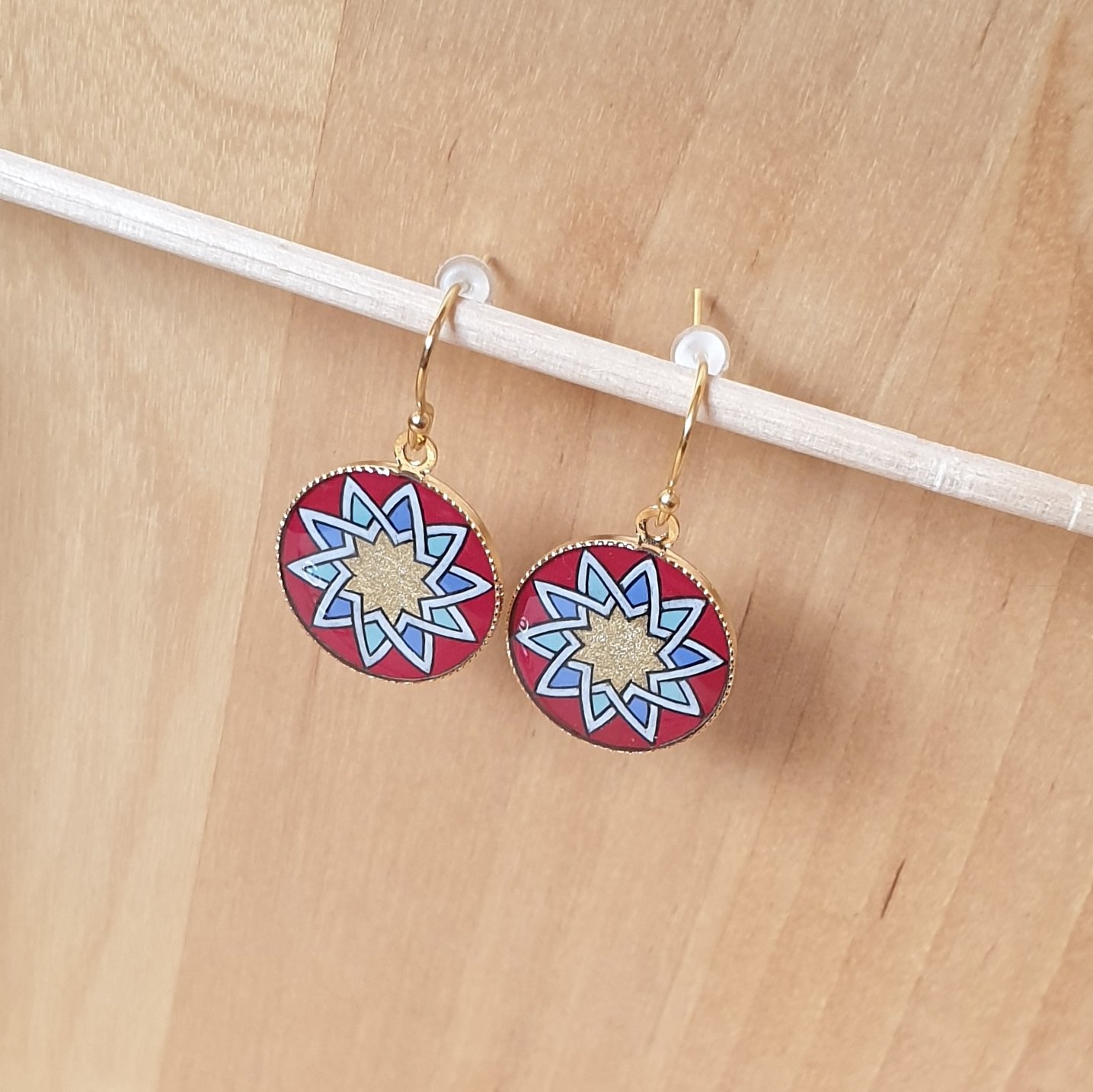Goud/rood/blauw/groen rozet oorbellen