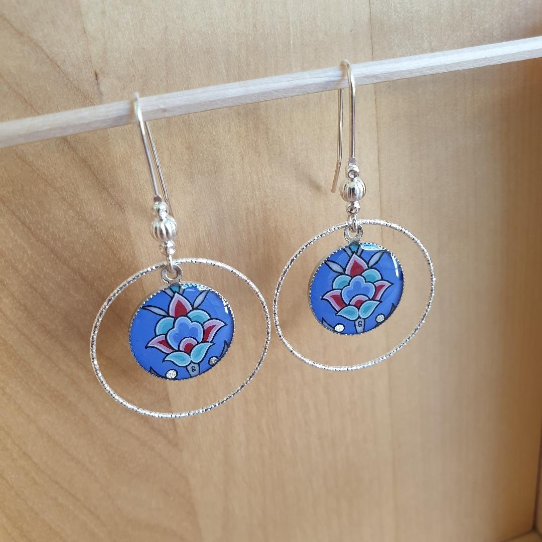 Blauw/zilver/groen/roze bloem en arabesk hanger oorbellen
