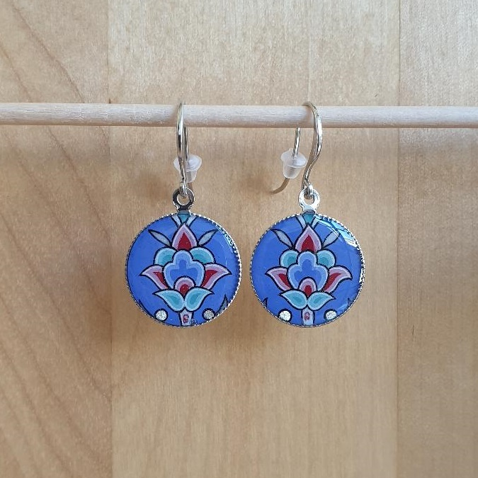 Blauw/zilver/groen/roze bloem en arabesk hanger oorbellen