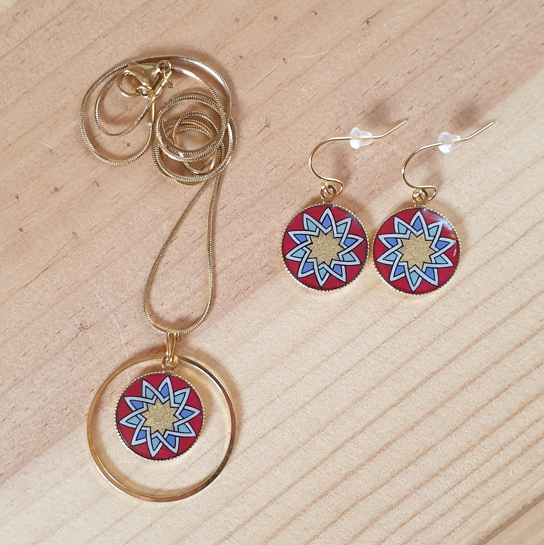 Goud/rood/blauw/groen rozet oorbellen