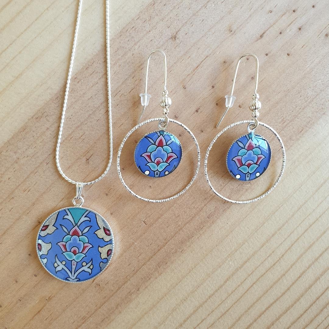 Blauw/zilver/groen/roze bloem en arabesk hanger oorbellen