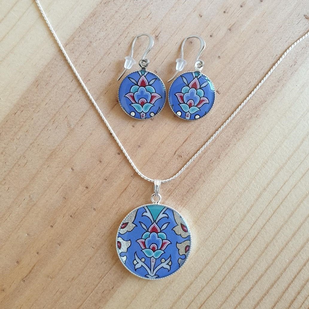 Blauw/zilver/groen/roze bloem en arabesk hanger oorbellen