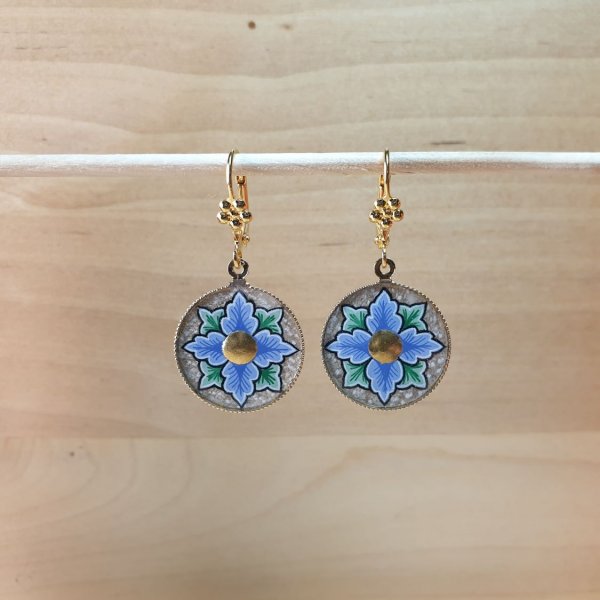 Boucles d'oreille pendantes printani&egrave;res fleur rose ou bleue