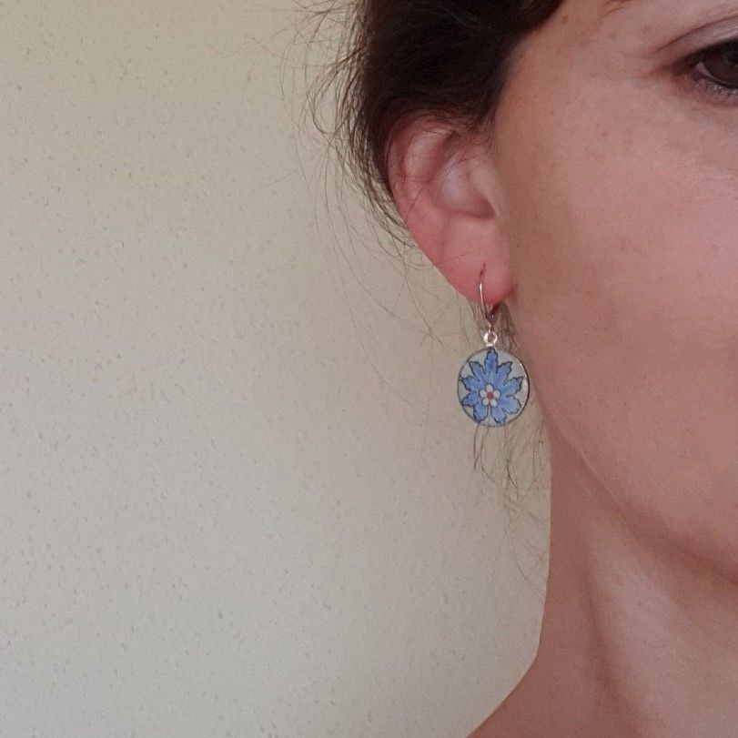 Blauwe oosterse bloem hanger oorbellen