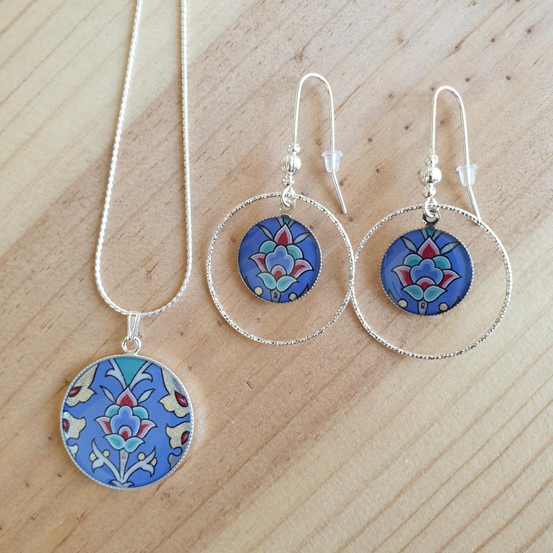 Blauw/zilver/groen/roze bloem en arabesk hanger oorbellen