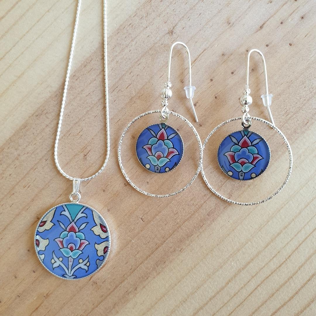 Blauw/zilver/groen/roze bloem en arabesk hanger oorbellen