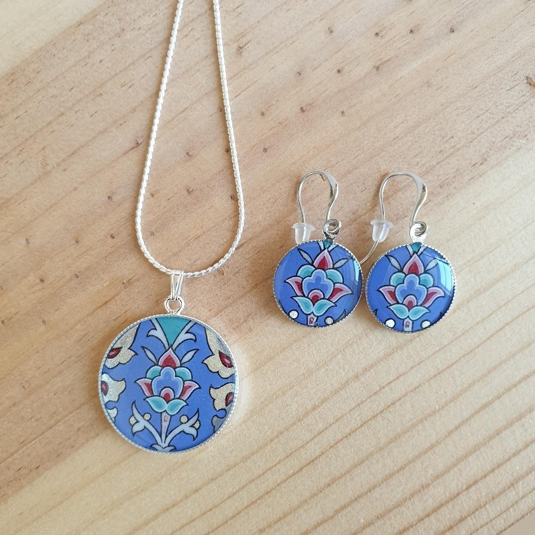 Blauw/zilver/groen/roze bloem en arabesk hanger oorbellen