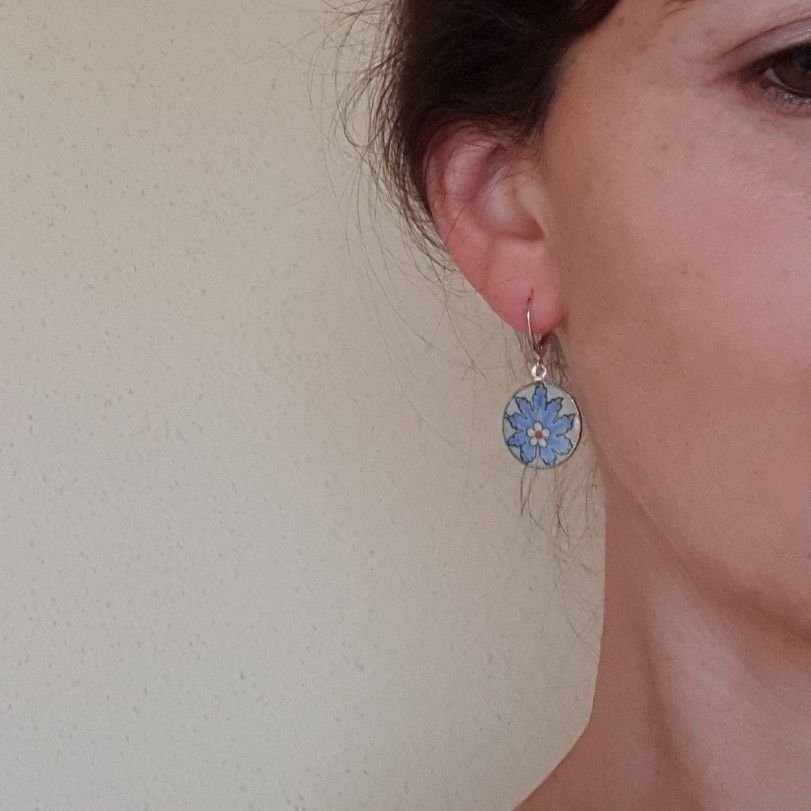 Blauwe oosterse bloem hanger oorbellen