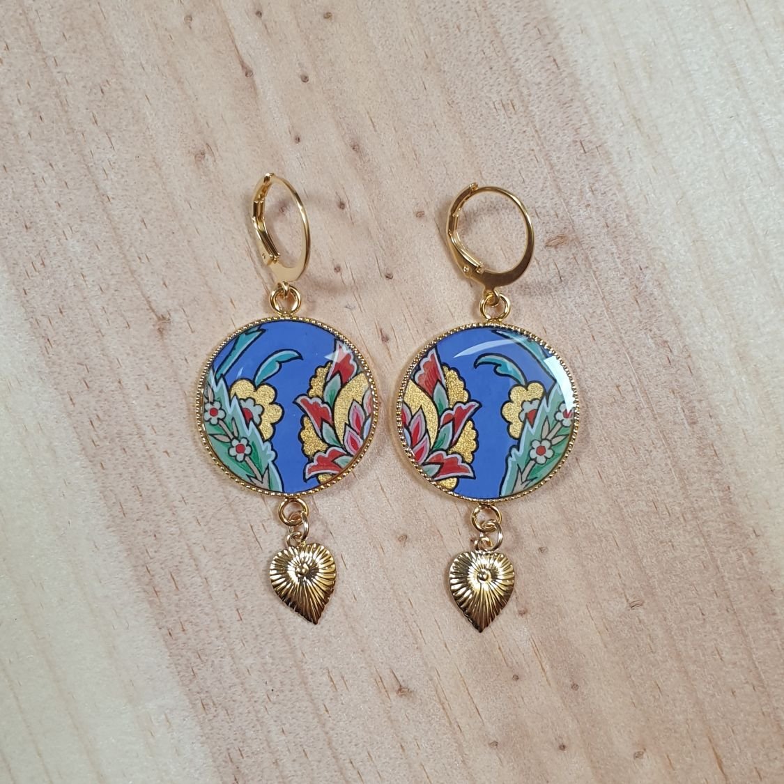Oosterse bloem hanger oorbellen met blauwe achtergrond