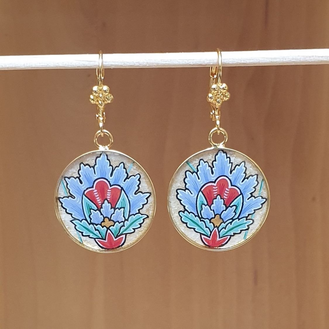 Blauwe oosterse bloem hanger oorbellen