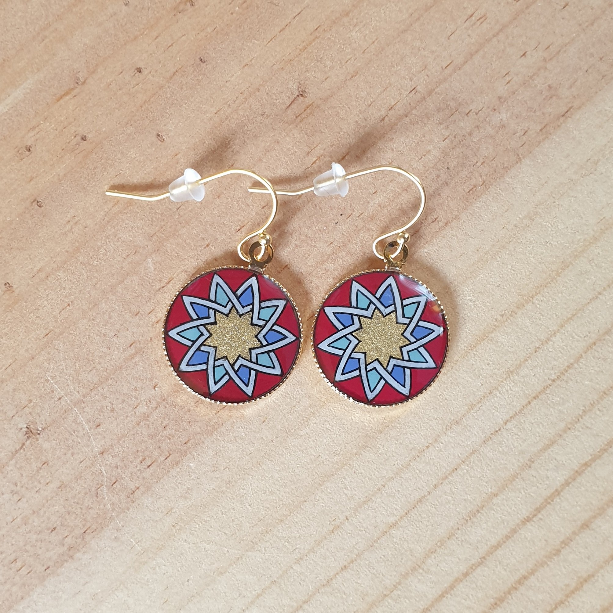 Goud/rood/blauw/groen rozet oorbellen