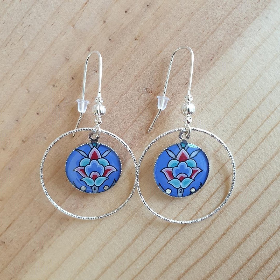 Blauw/zilver/groen/roze bloem en arabesk hanger oorbellen