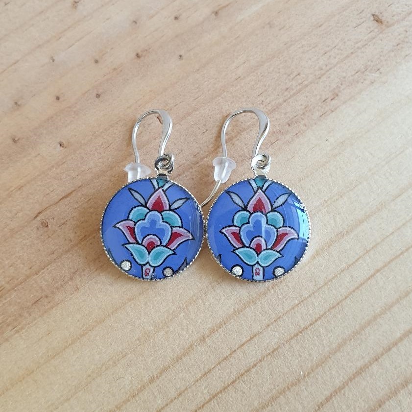 Blauw/zilver/groen/roze bloem en arabesk hanger oorbellen