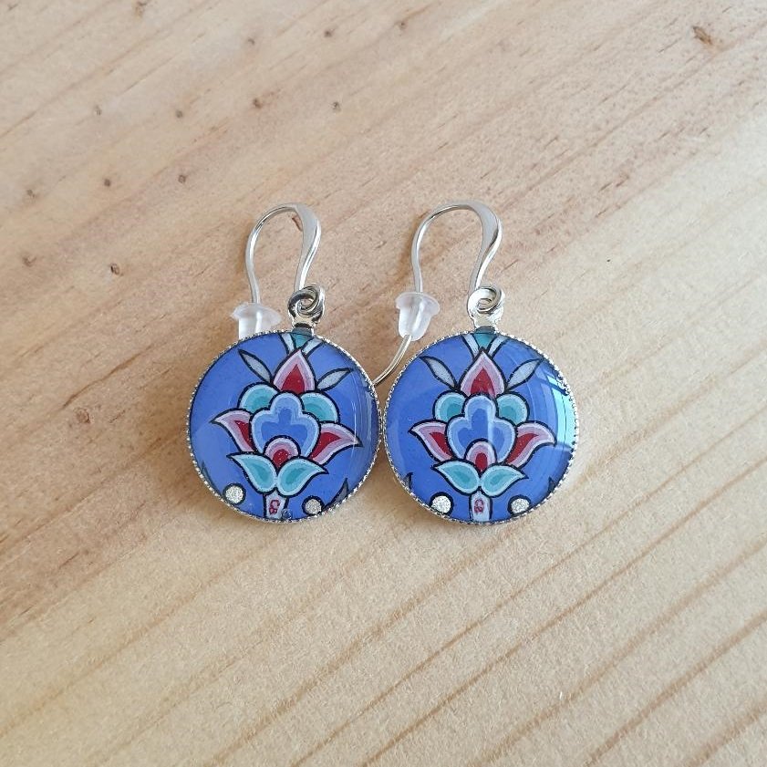 Blauw/zilver/groen/roze bloem en arabesk hanger oorbellen
