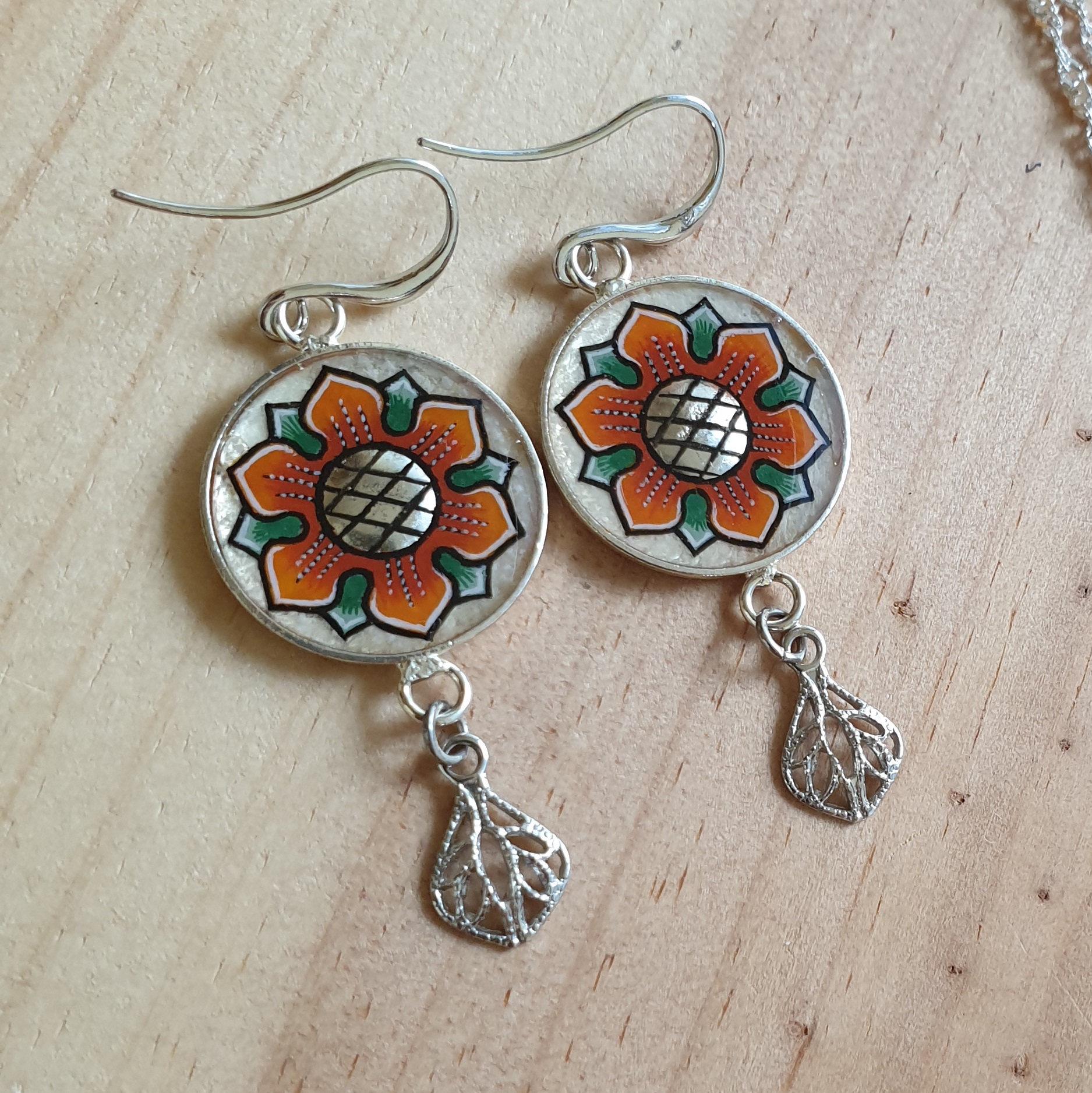 Voorjaarsbloem oorbellen oranje/goud wit
