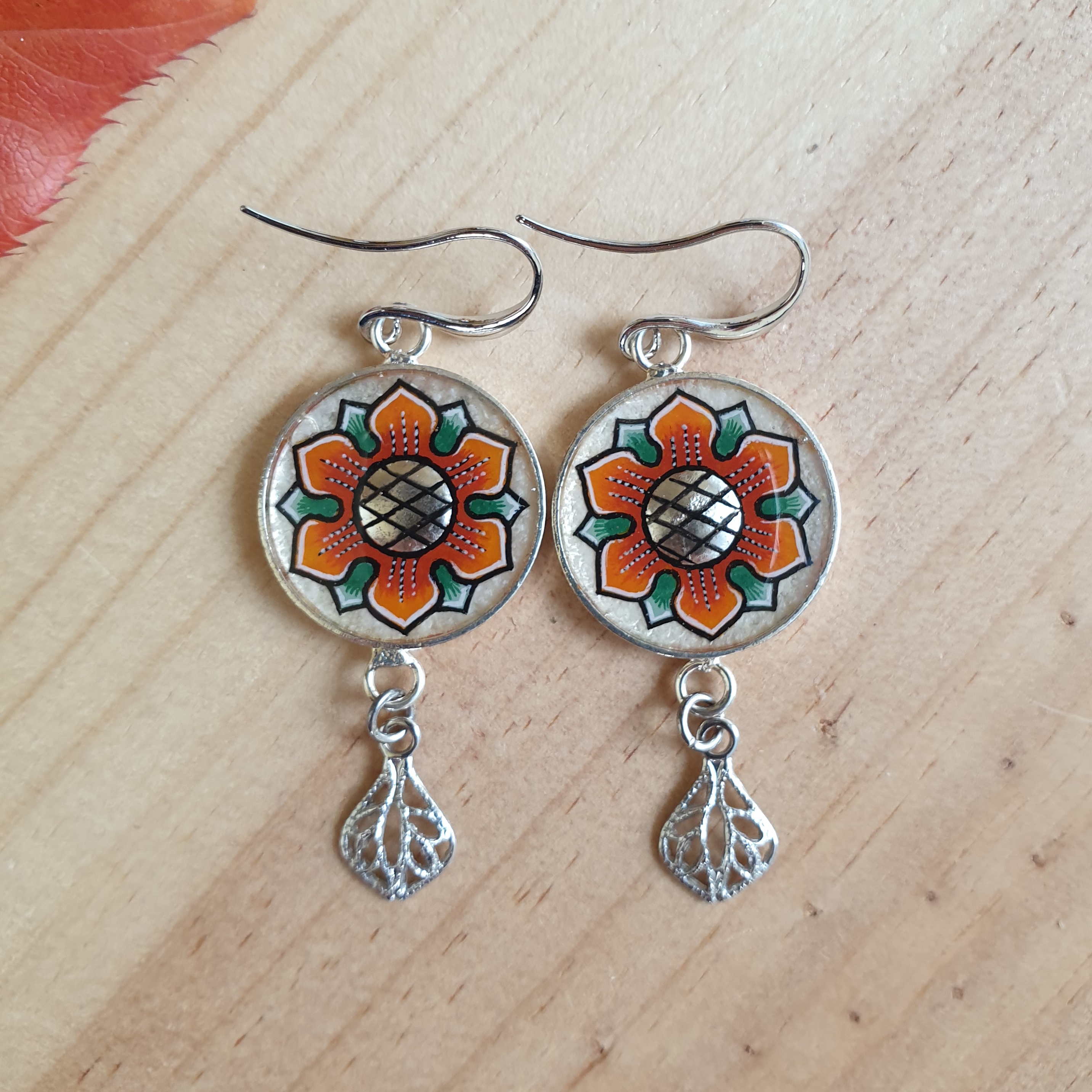 Voorjaarsbloem oorbellen oranje/goud wit