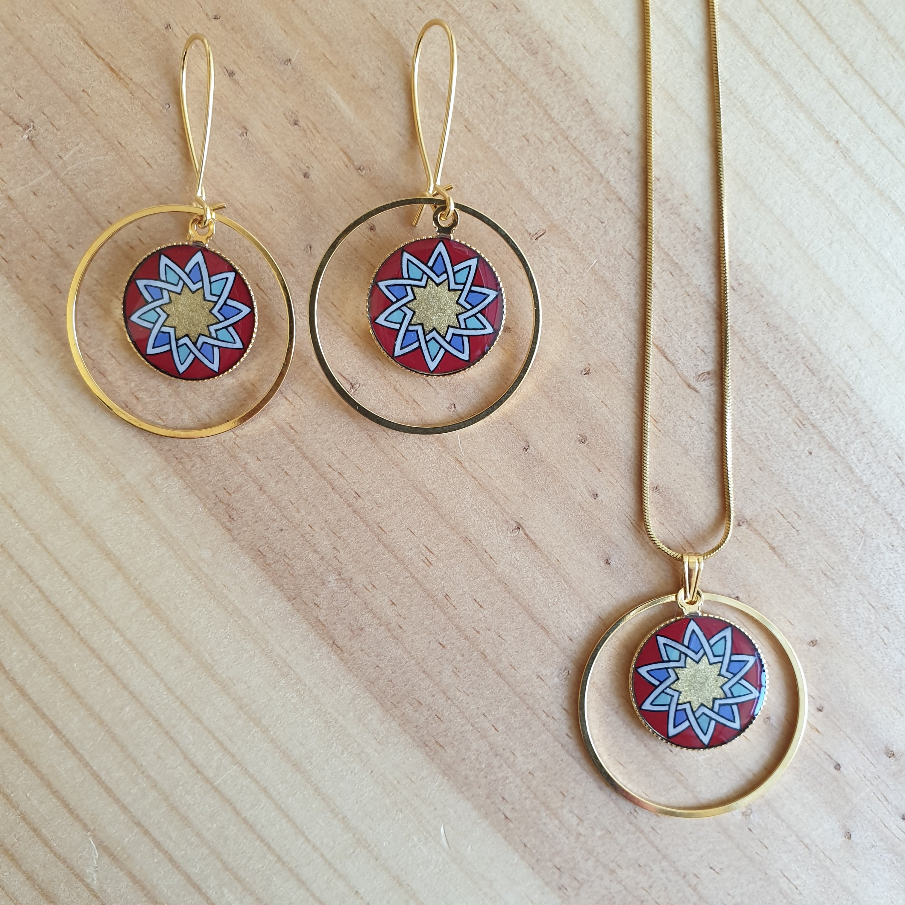 Goud/rood/blauw/groen rozet oorbellen