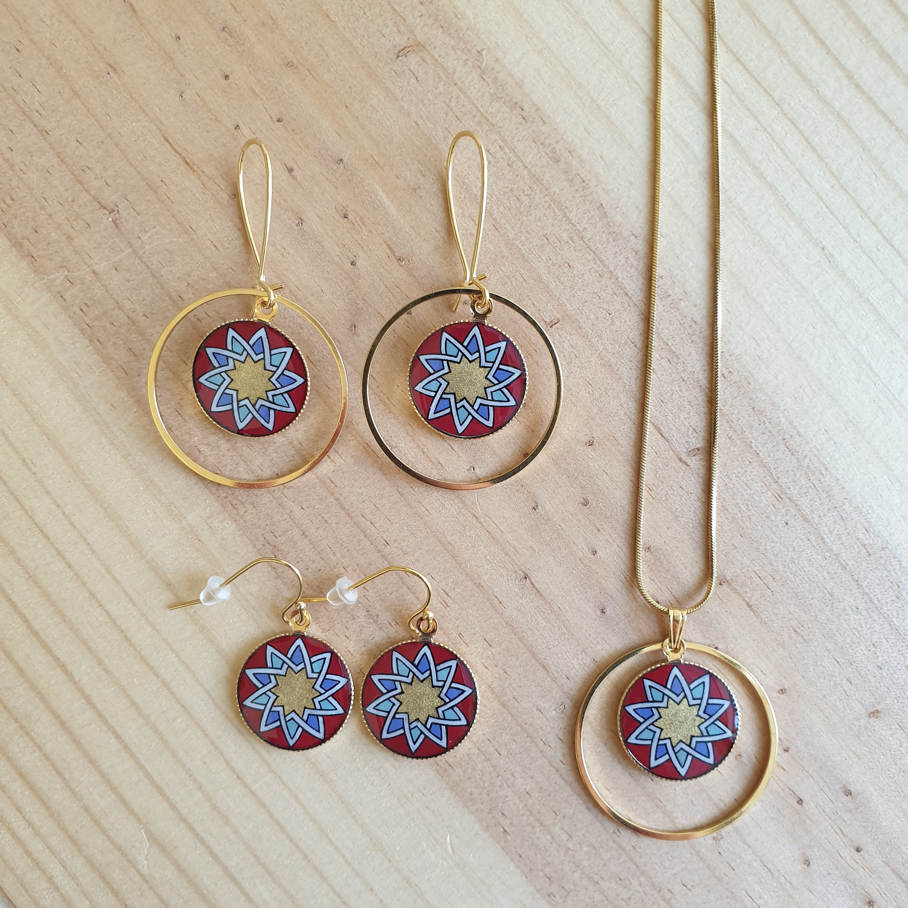 Goud/rood/blauw/groen rozet oorbellen