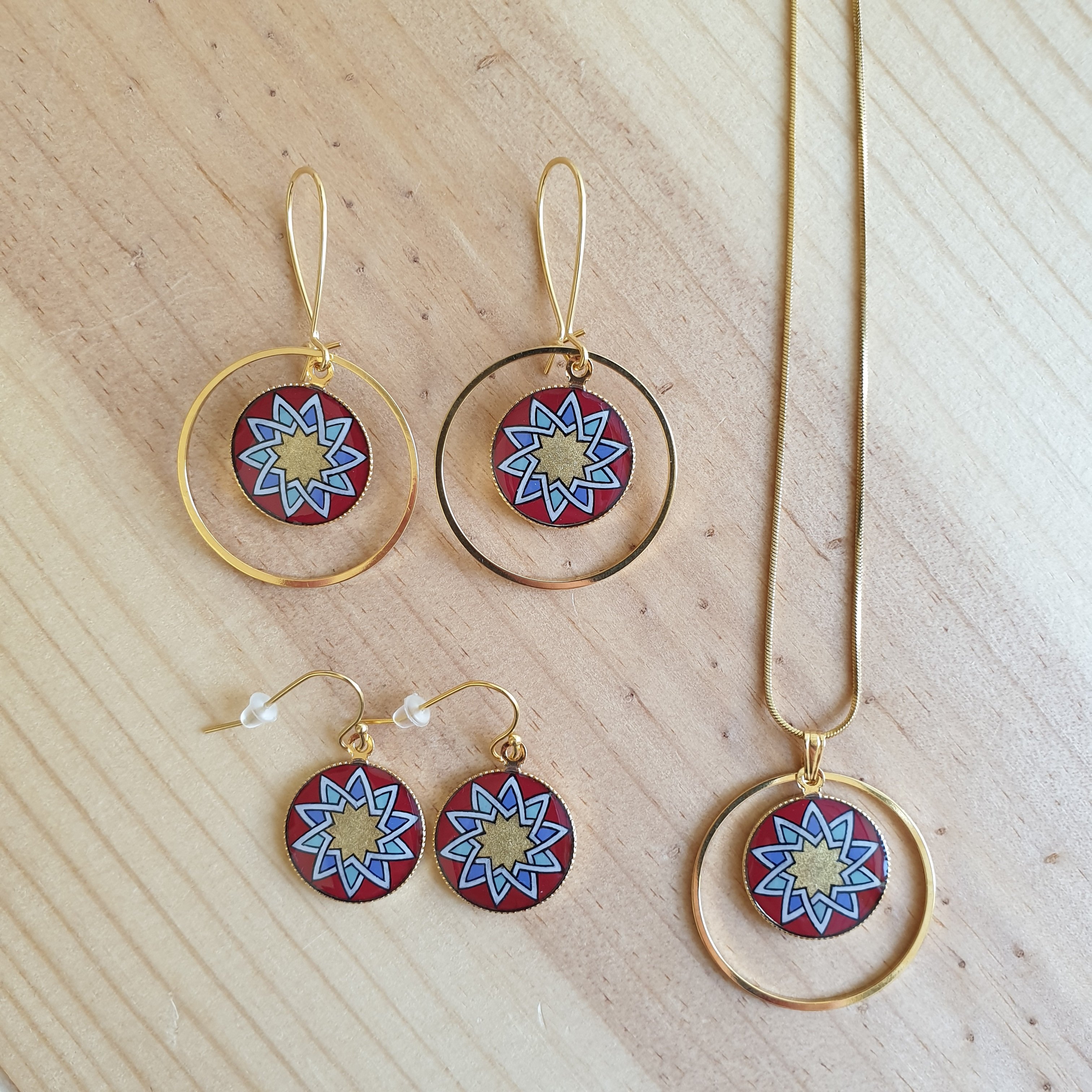 Goud/rood/blauw/groen rozet oorbellen