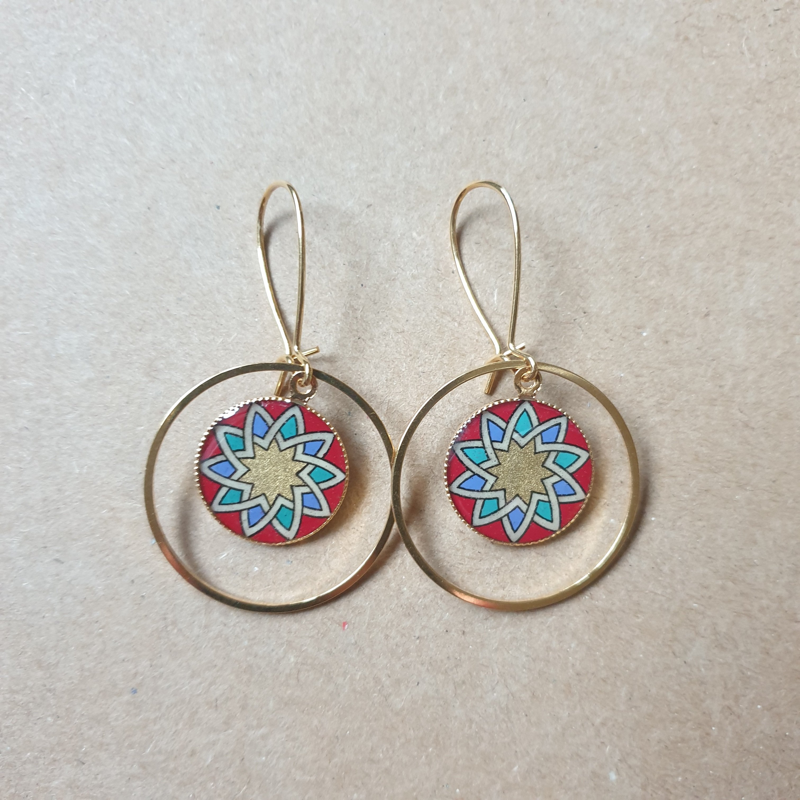 Goud/rood/blauw/groen rozet oorbellen