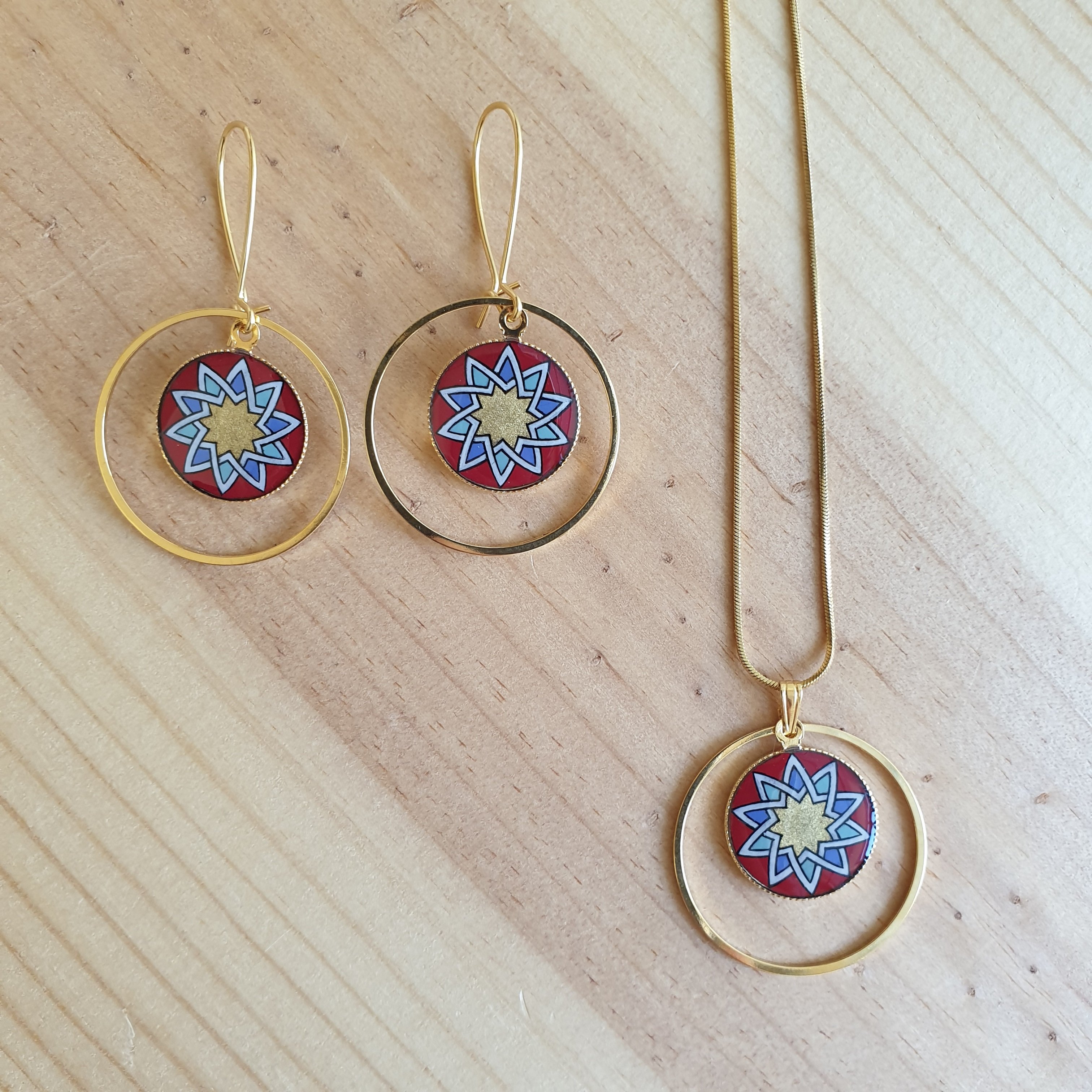 Goud/rood/blauw/groen rozet oorbellen