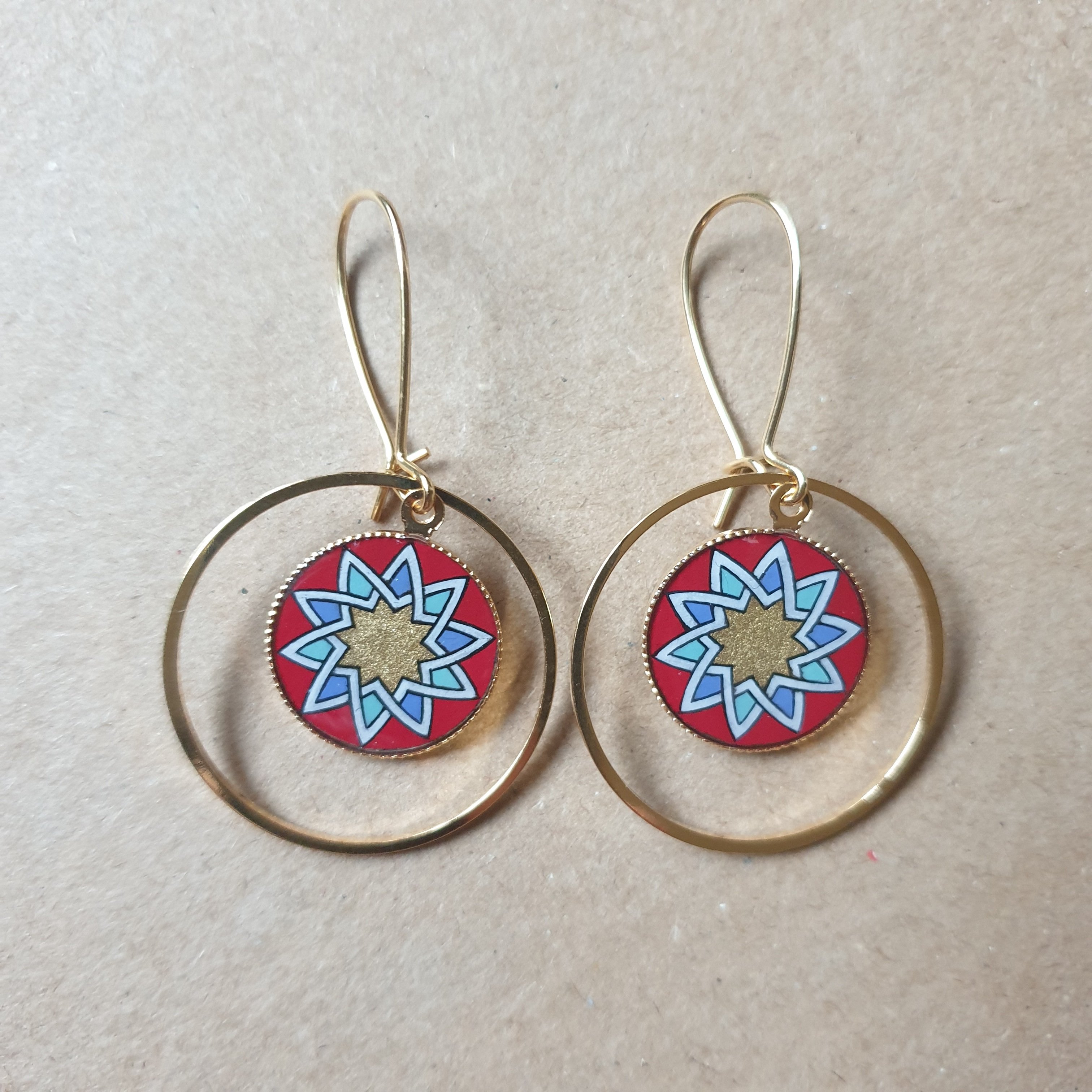 Goud/rood/blauw/groen rozet oorbellen