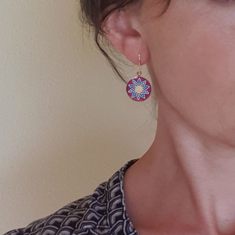 Goud/rood/blauw/groen rozet oorbellen