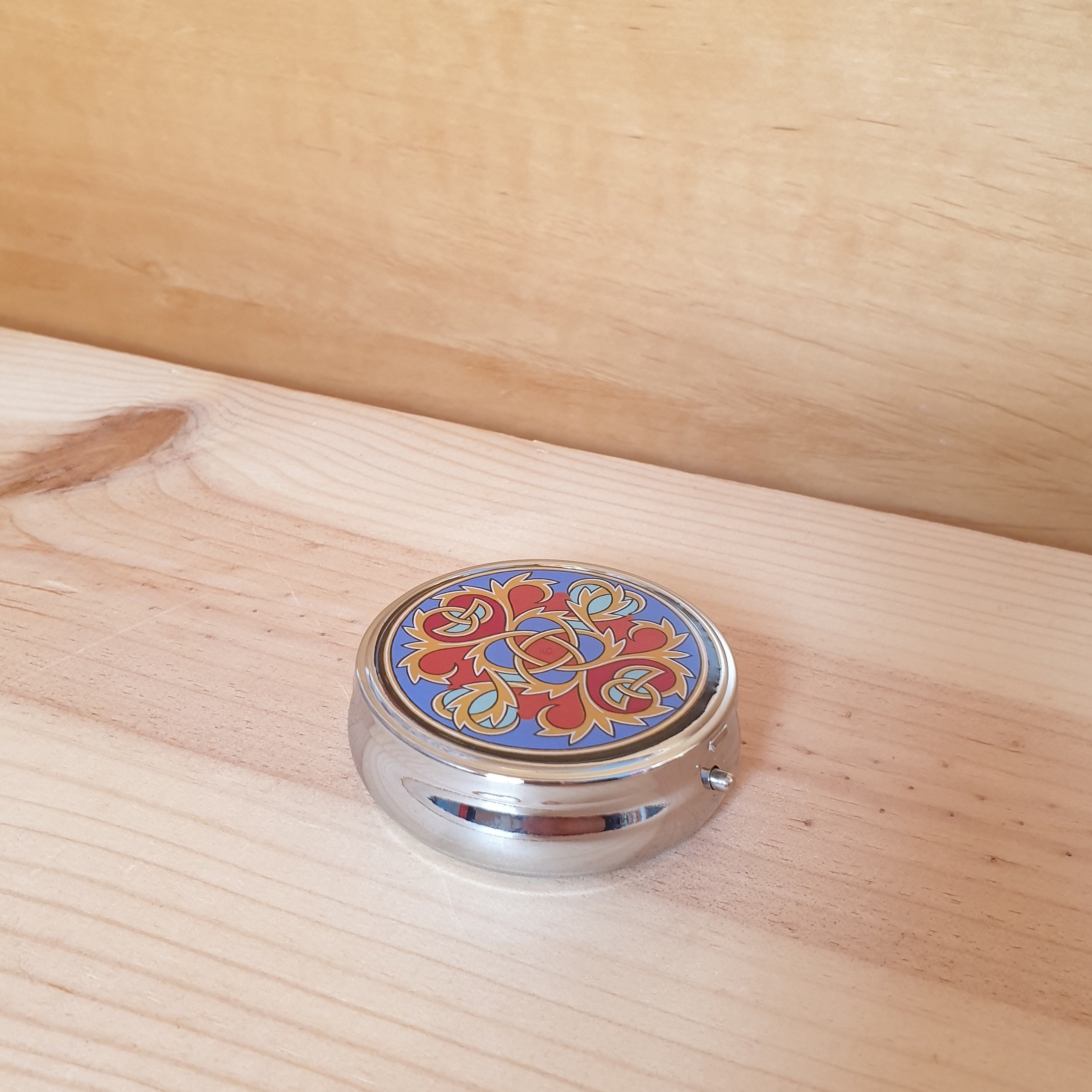 Bo&icirc;te pilulier enluminure palmettes entrelac&eacute;es