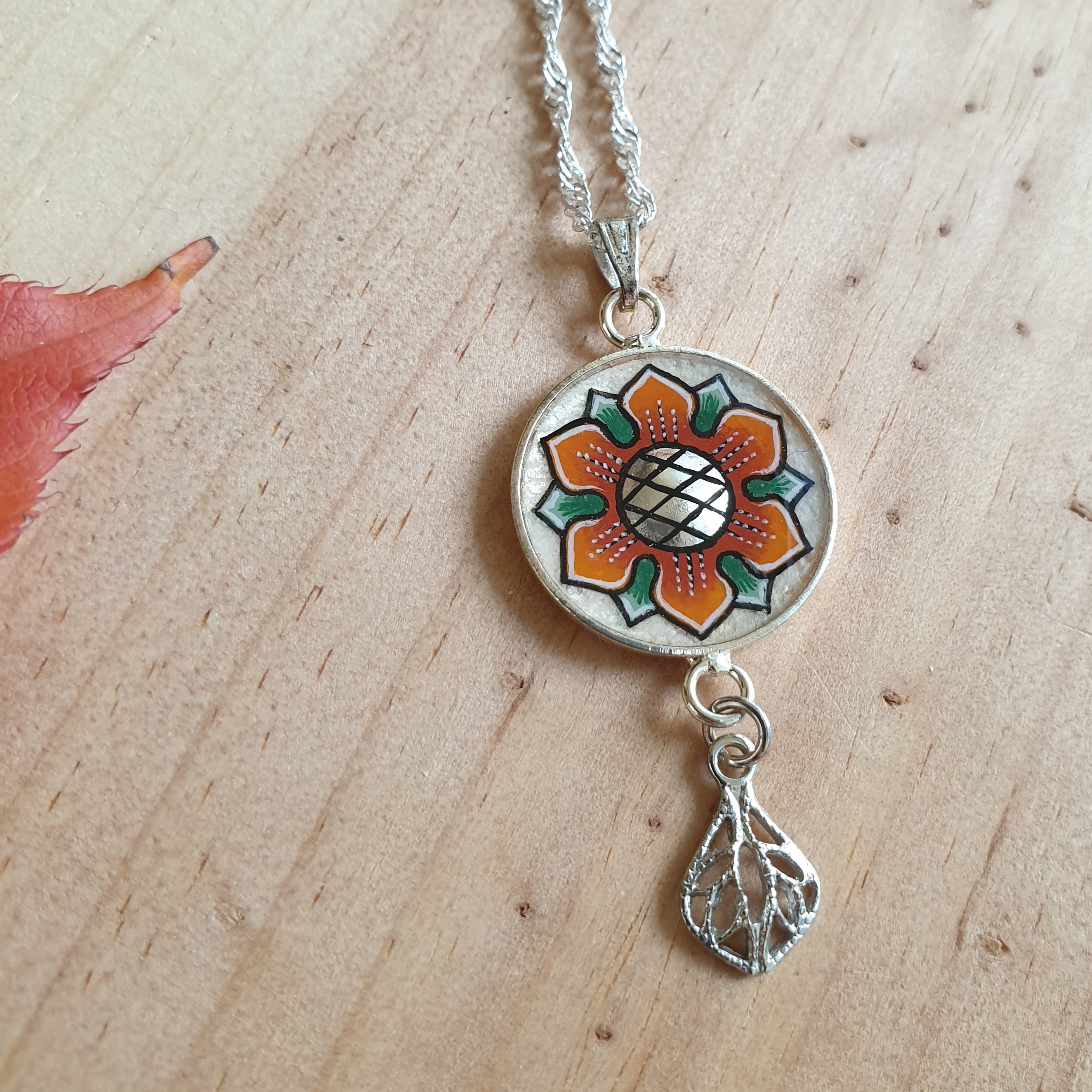 Ketting met oranje/gouden lentebloem hanger aan zilveren ketting